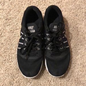 Nike black tennis shoes